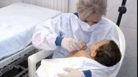 Un bebé sobrevivió al accidente en el que murieron sus padres y buscan familiares