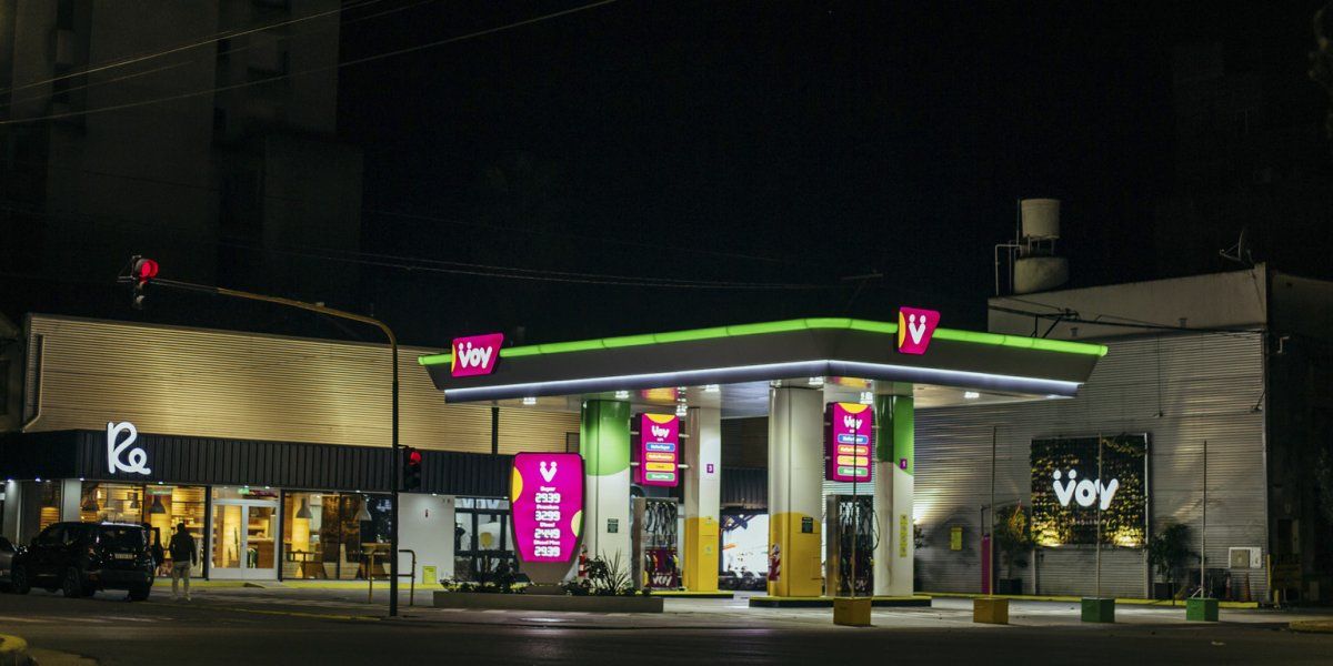 Ante la caída del barril de crudo, una petrolera low cost decidió bajar el precio de sus combustibles