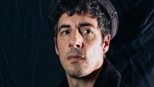 Esteban Lamothe se puso un particular y polémico traje de baño