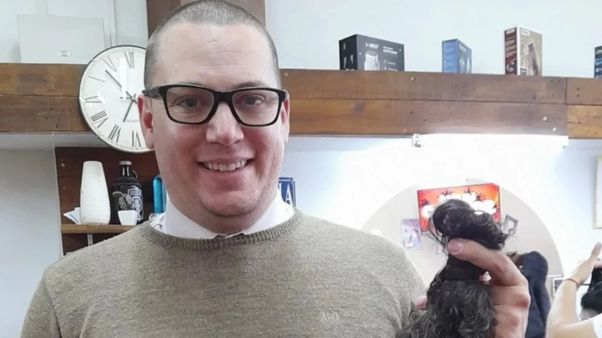 Puerto Madryn: un médico donó cabello para pelucas de pacientes con cáncer (Foto: Diario Jornada).