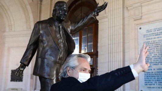 Con 30 invitados especiales y las ausencias notorias de Cristina y Máximo, Alberto se mostró como el reflejo de Néstor Kirchner