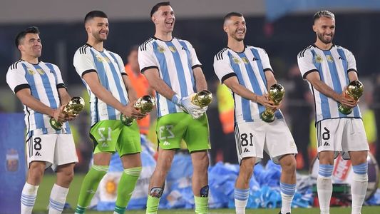 Enojo en Francia por otro festejo del Dibu Martínez con la Copa del Mundo: Es una...