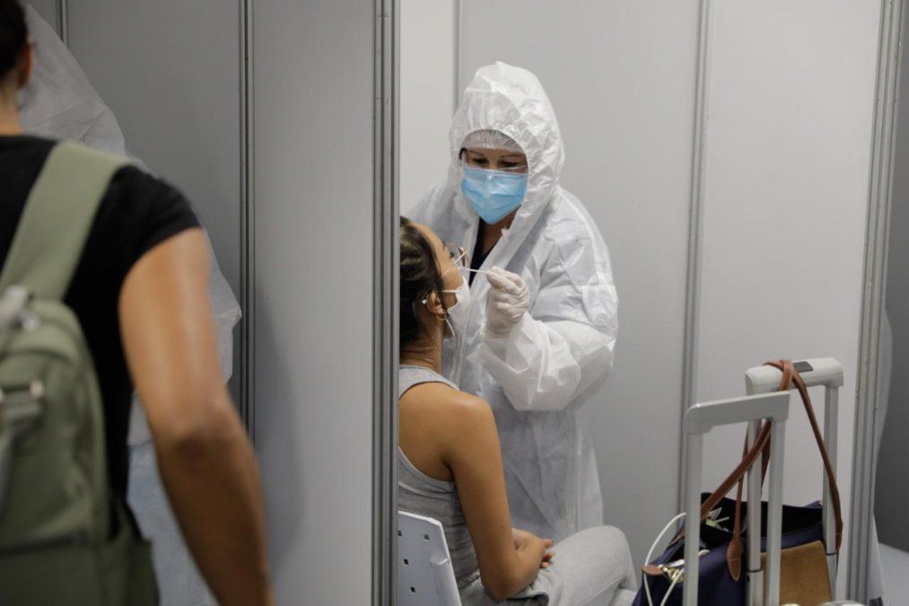 Durante los controles en Ezeiza detectaron dos casos de coronavirus en un vuelo que venía de México
