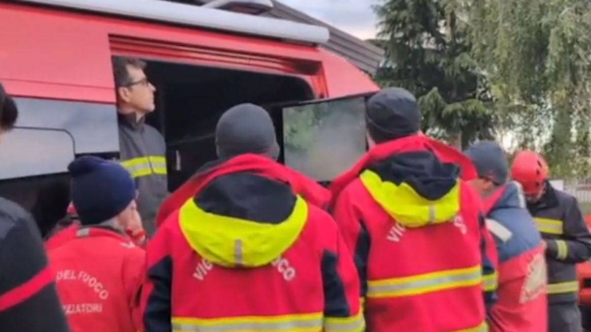 Los bomberos siguen en una pantalla las ímagenes enviadas por un dron que buscaba a los jóvenes perdidos en el río. (Foto: Gentileza Messarero di Veneto)