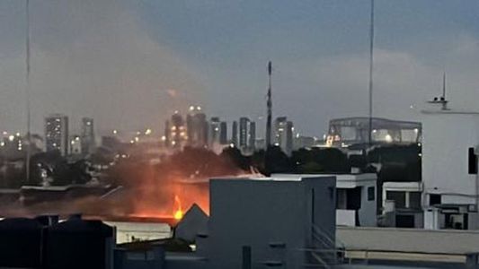 Incendio en Iron Mountain: cayeron dos paredes en el depósito y llevará 2 semanas extinguirlo