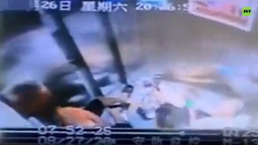 La desesperación de 3 personas cuando un ascensor se desplomó y quedaron flotando