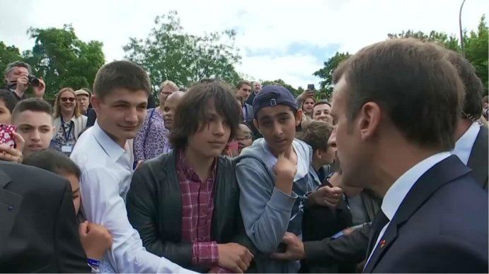 Macron retó a un joven que lo tuteó: Me llamás Señor Presidente de la República
