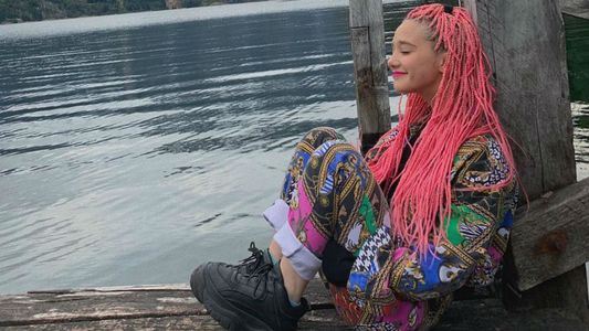 Ángela Torres ante la polémica que generaron sus trenzas rosas: Pido disculpas si ofendí a alguien