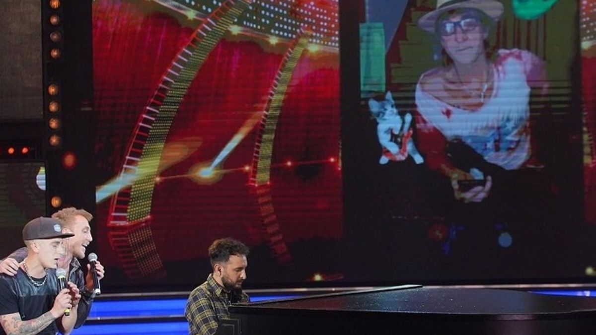 El homenaje de El Polaco a su padre recientemente fallecido en el programa de Marcelo Tinelli, junto a su hermano Jonathan.