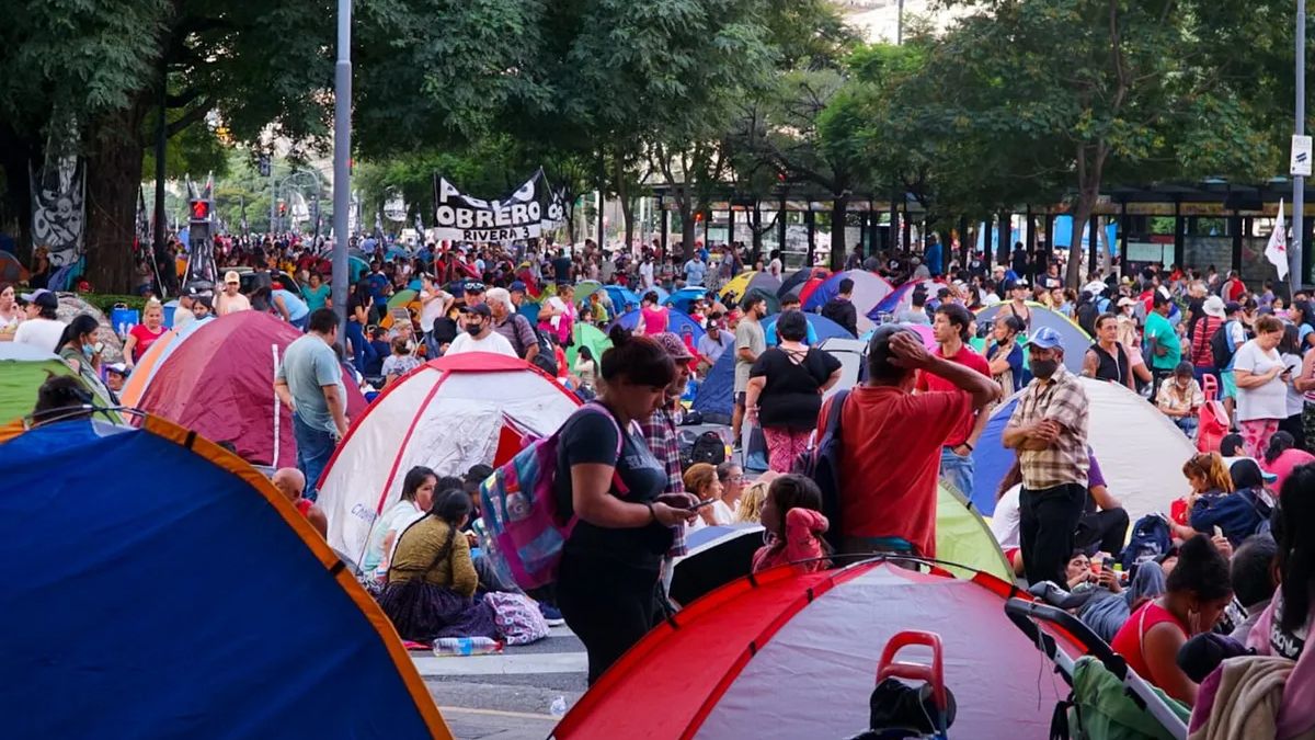 Planes sociales: acampe en la 9 de Julio: la medida de fuerza de organizaciones sociales frente al Ministerio de Tranajo está prevista hasta el viernes (Foto: NA).
