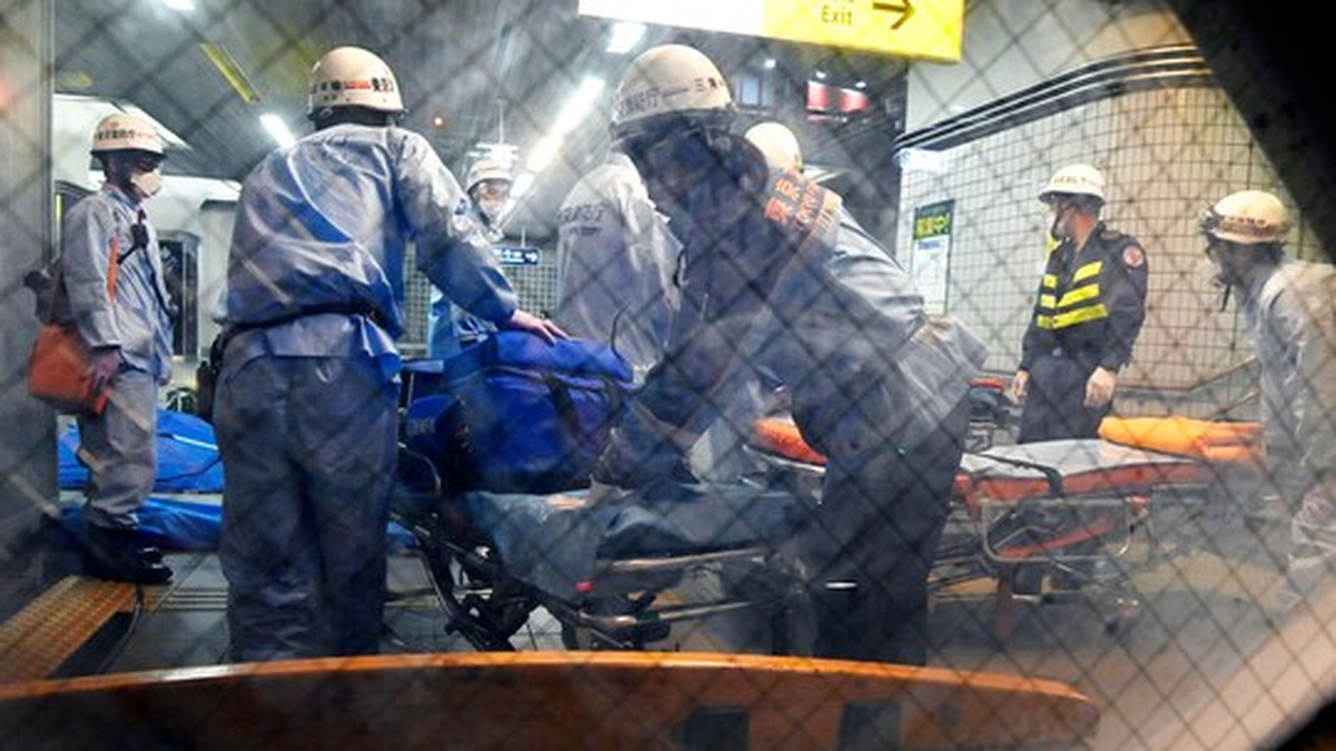 La polic&iacute;a, bomberos y param&eacute;dicos evacuaron a las personas atacados con violencia en el subte de Tokio (Foto: AP)