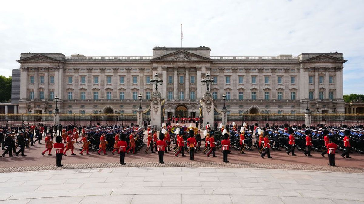 Por última vez, el paso frente al palacio de Buckingham (Foto: Captura de TV)  