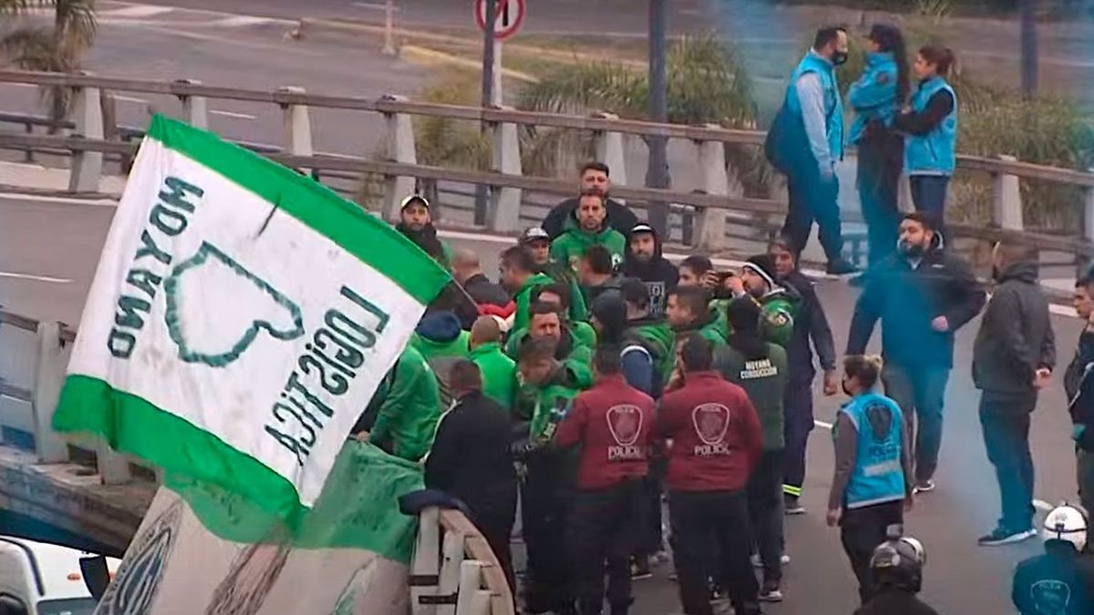 Marcha de la CGT: Camioneros se enfrentaron con la Policía de la Ciudad por una bandera (Foto: captura de TV de TN)