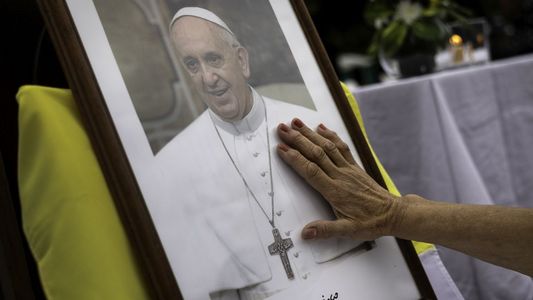 El Papa Francisco sigue internado por neumonía: cuál es su estado según el último parte médico