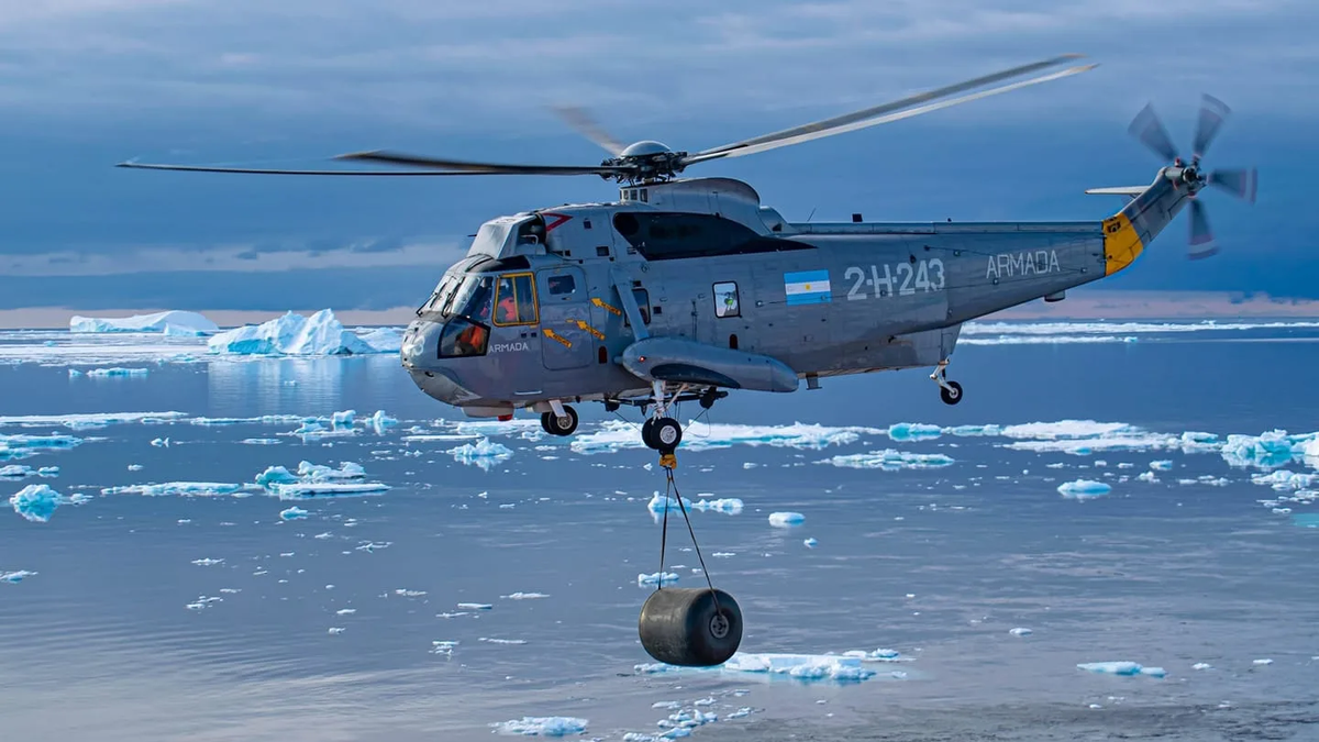 Cómo es el UH-3H Sea King, el helicóptero que planea modernizar la Armada