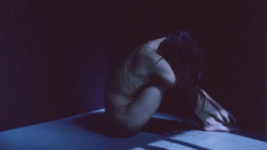 La hija de Carlos Vives desnuda por completo