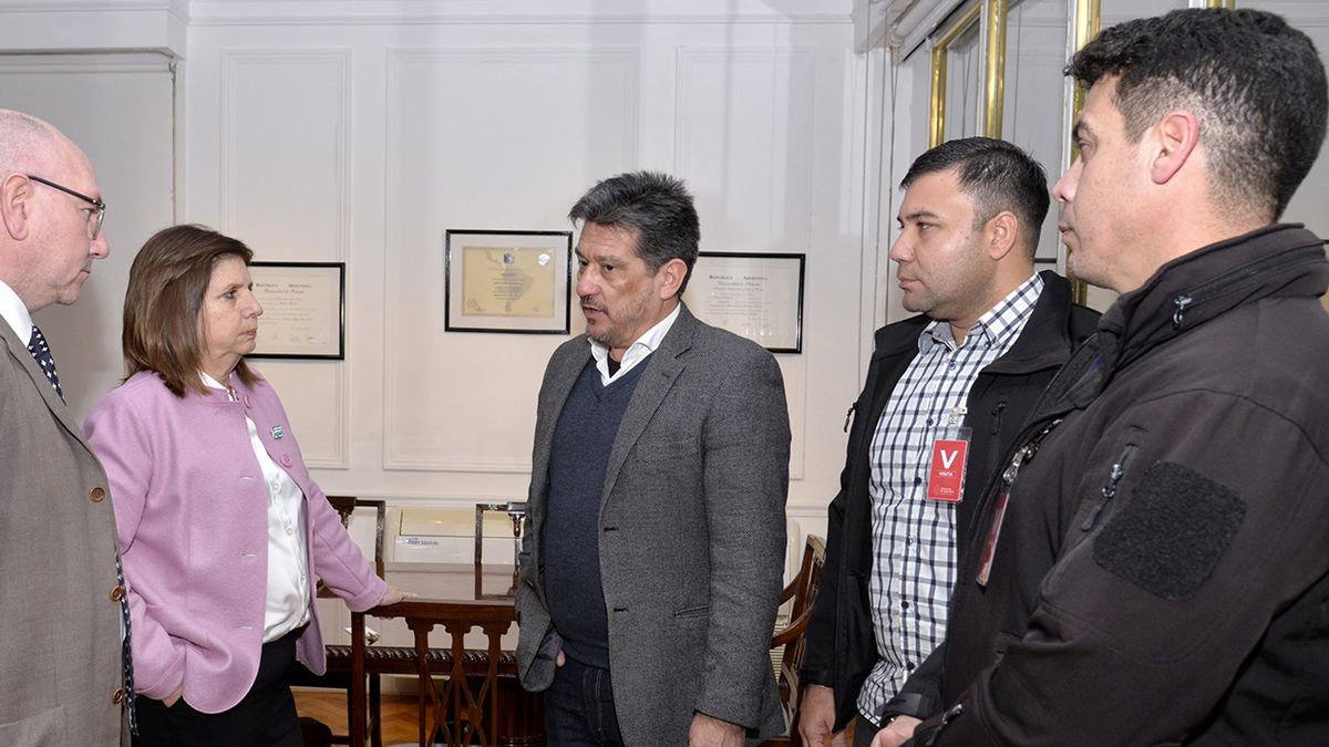 La ministra Patricia Bullrich se reunió con Nimio Cardozo, jefe de Inteligencia de la Policía Nacional de Paraguay, para colaborar en la búsqueda de Loan. (Foto: X)