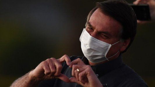 Bolsonaro dio nuevamente positivo en un test de COVID-19 y deberá seguir en aislamiento
