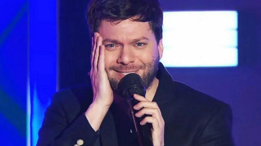 Momento incómodo en Los 8 Escalones: Guido Kaczka frenó a un hombre que se le iba encima a Pampita