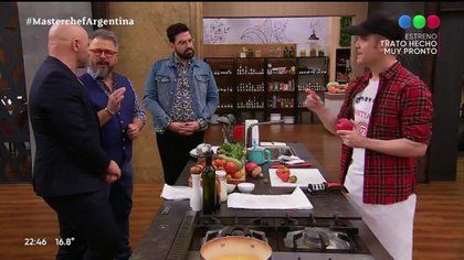 El día que Santiago del Moro, conductor MasterChef Celebrity, se calzó el delantal y cocinó para Cande Vetrano.