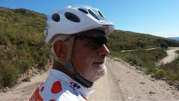 Murió un ciclista que pedaleaba con amigos y cayó por un barranco