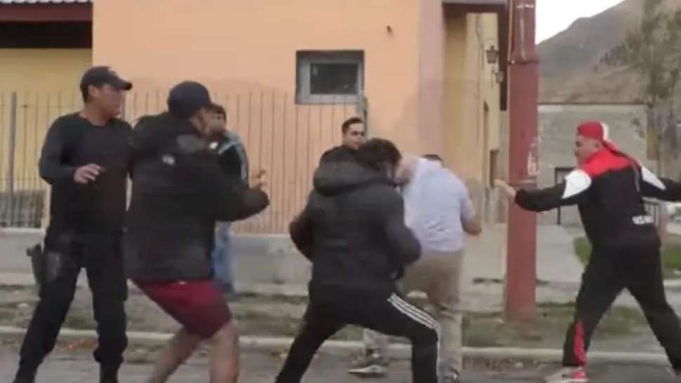 Le dieron prisión domiciliaria, los vecinos lo reciben a piñas cuando llegó a su casa y se volvió a la cárcel