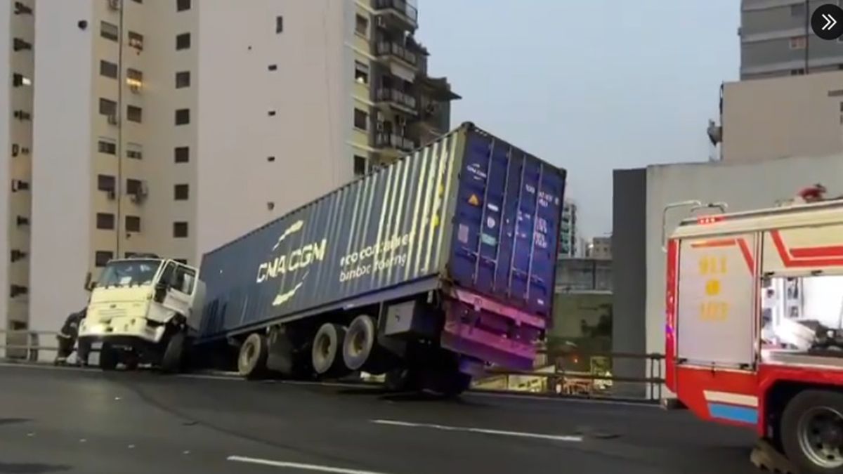 El camión cuelga de la Autopista 25 de Mayo. (Foto: captura de video)