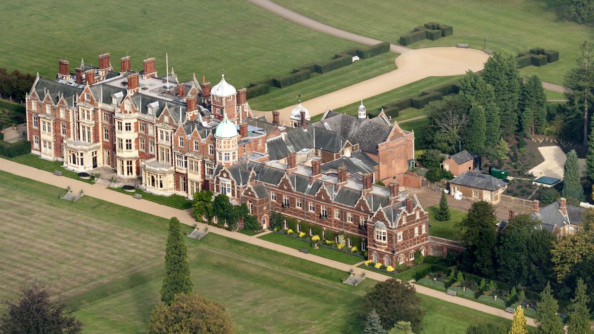 Luego de 4 meses en Windsor, la reina Isabel II se repone ahora en Sandringham, en el noreste de Inglaterra, esperando el jubileo de platino (Foto: Archivo)