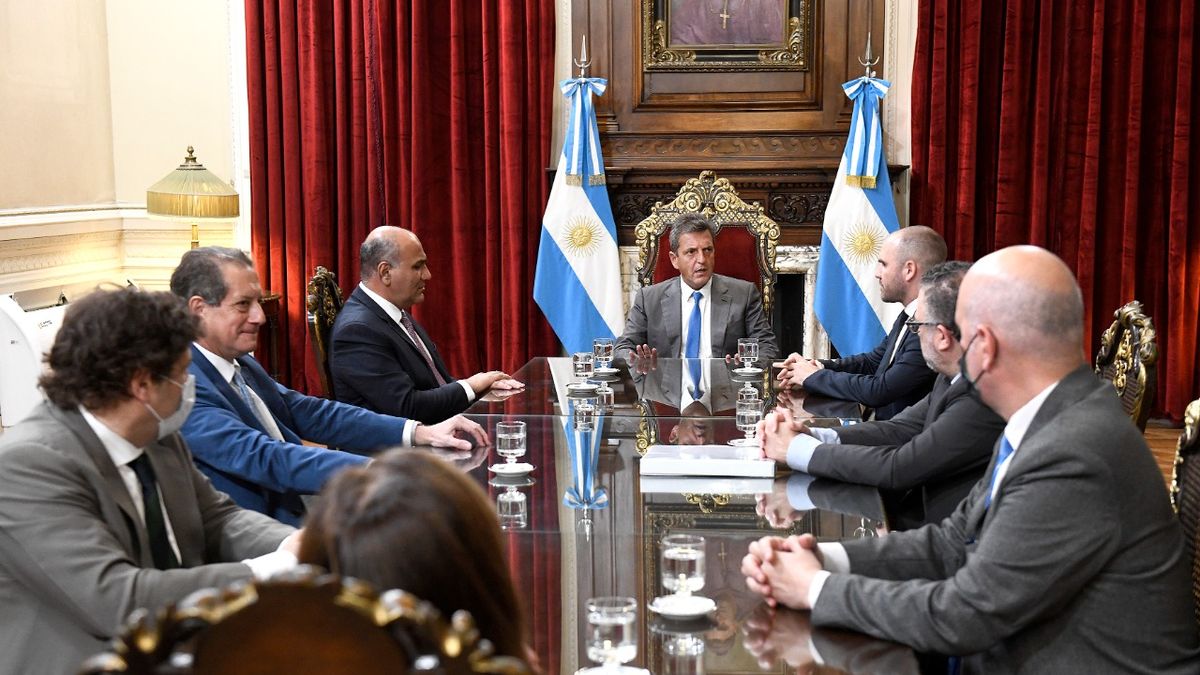 Cumbre del Gobierno en Diputados antes de empezar el debate del acuerdo con el FMI. Cuál es la estrategia de la Casa Rosada y de Massa para conseguir apoyo político de La Cämpora y la oposición? Foto: Presidencia Cámara de Diputados.