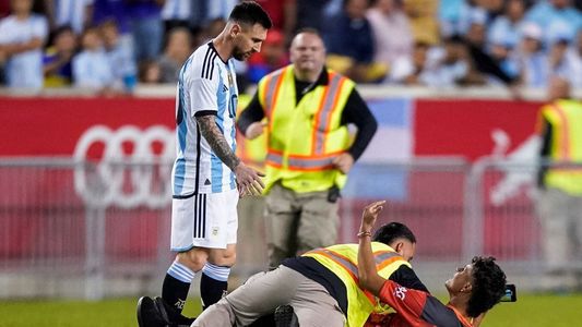 Entró a la cancha para sacarse una foto con Lionel Messi pero ¡se grabó a si mismo!