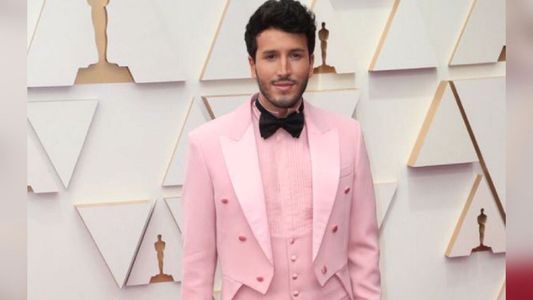 Sebastián Yatra y su arriesgado look para los Oscar 2022