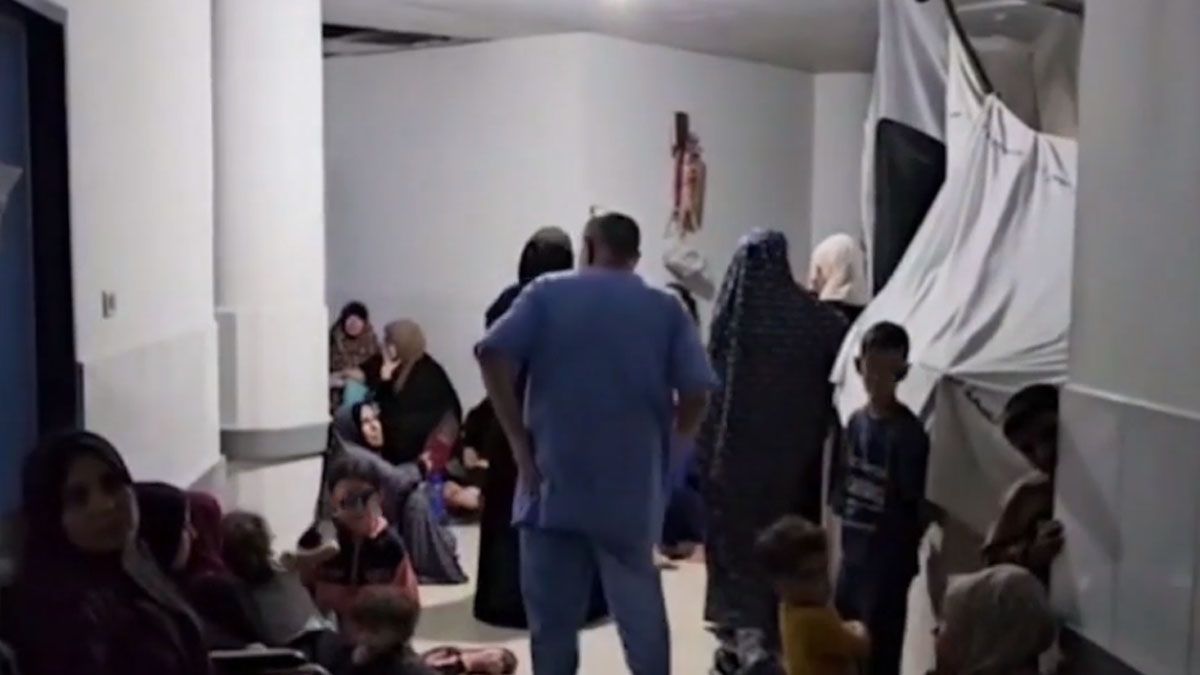 Los pasillos del hospital de Al Shifa, convertidos en refugios o salas de internaci&oacute;n (Foto: captura de TV).