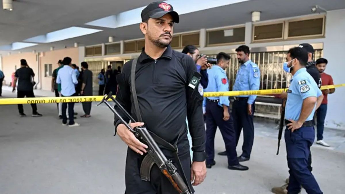 La policía en la maternidad de Islamabad. Un alto funcionario echado como responsable de no supervisar las condiciones de seguiridad. (Foto: Gentileza BBC)