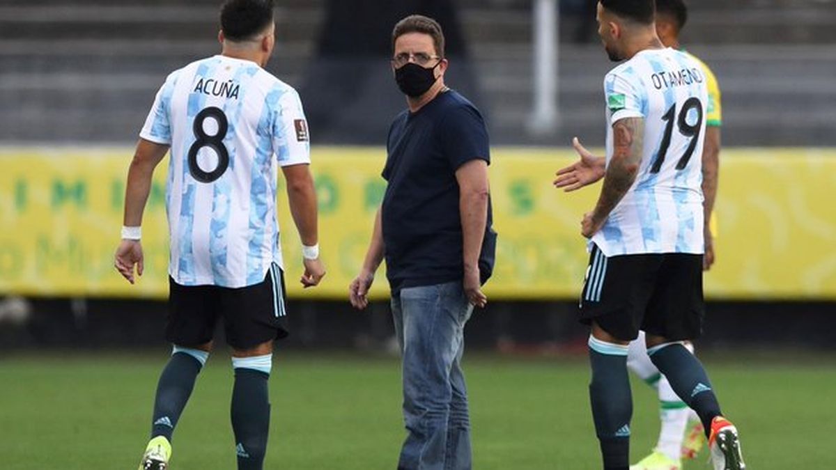 El momento en el que empieza el escándalo que derivará en la suspensión del partido entre Argentina y Brasil.