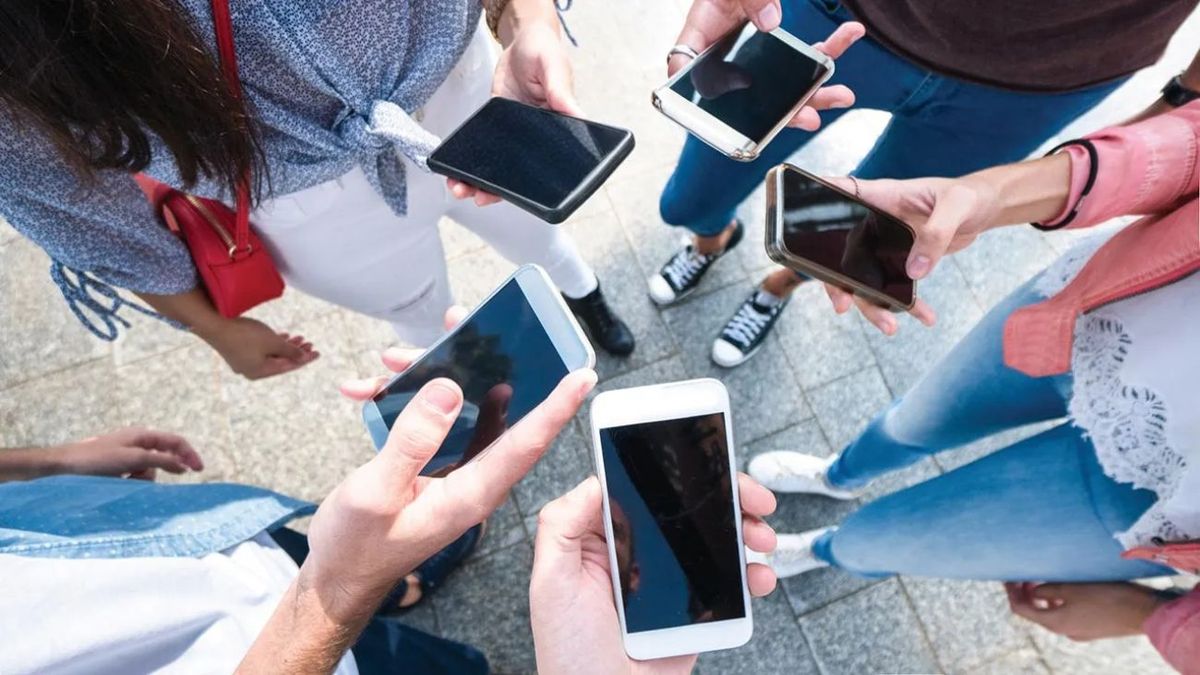 Cómo evitar que te agreguen a grupos de WhatsApp y decidir quién puede invitarte.
