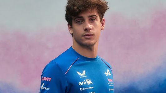 Colapinto, modelo: protagonizó el lanzamiento de la nueva indumentaria de Alpine para la F1 2026