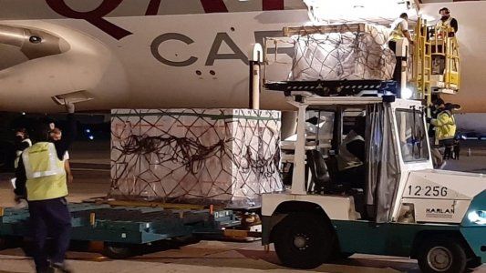 Llegaron al país las primeras 580 mil dosis de la vacuna elaborada en India