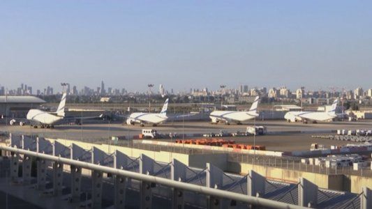 Israel cierra los aeropuertos para evitar la propagación del virus y avanza con su plan de vacunación