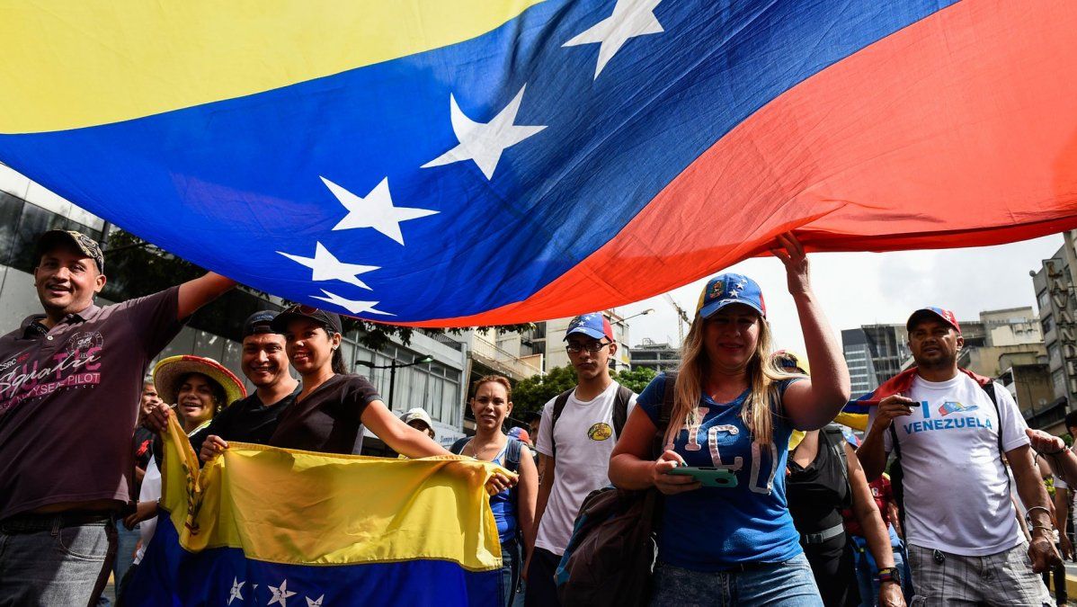 Los venezolanos vuelven a marchar contra Maduro, a 20 años del ascenso de Chávez al poder