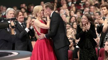 Skarsgård le dio un pico a Nicole Kidman antes de recibir el premio