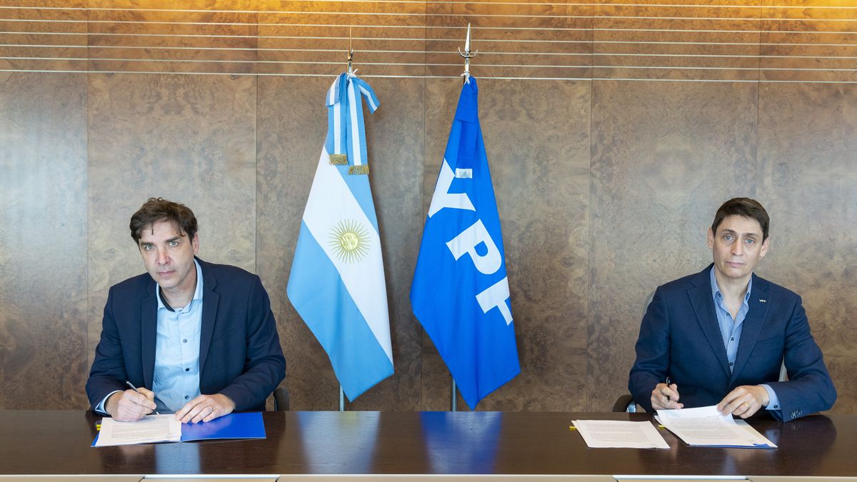 Seguridad vial: Pablo Martínez Carignano y Sergio Affronti durante la firma del convenio.