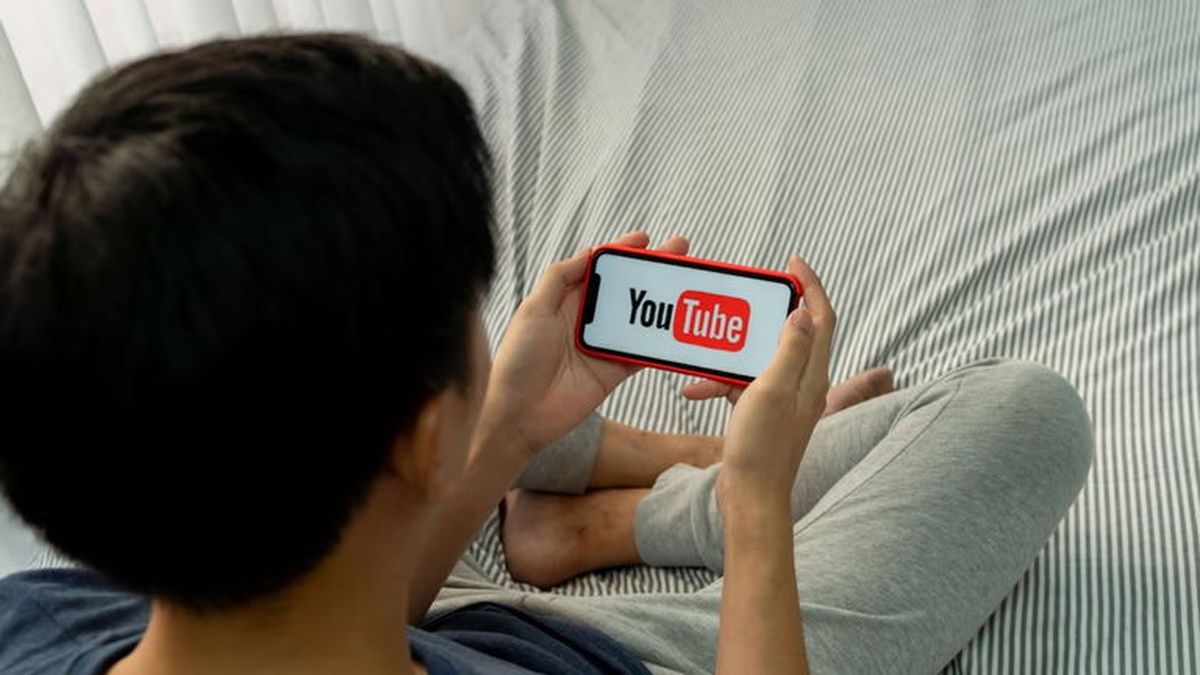 YouTube comenzó a probar en Estados Unidos una herramienta basada en inteligencia artificial (IA) que busca verificar la edad de los usuarios.