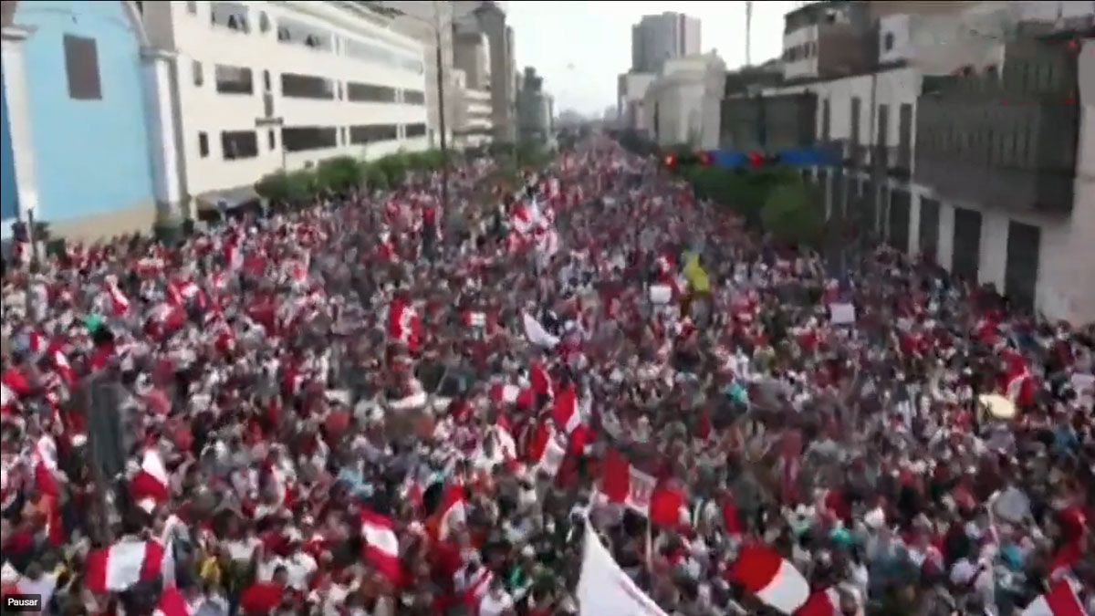 Una multitud marchó con banderas peruanas por la avenida Abancay, una de las más importantes de Lima, Perú (Foto: gentileza 