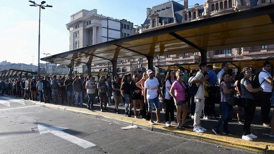 Paro de colectivos: una por una, las 30 líneas que hoy suspendieron su servicio