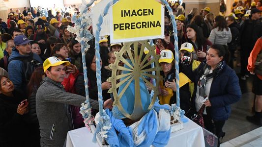 Miles de fieles peregrinan desde el santuario de San Cayetano para llegar a Luján