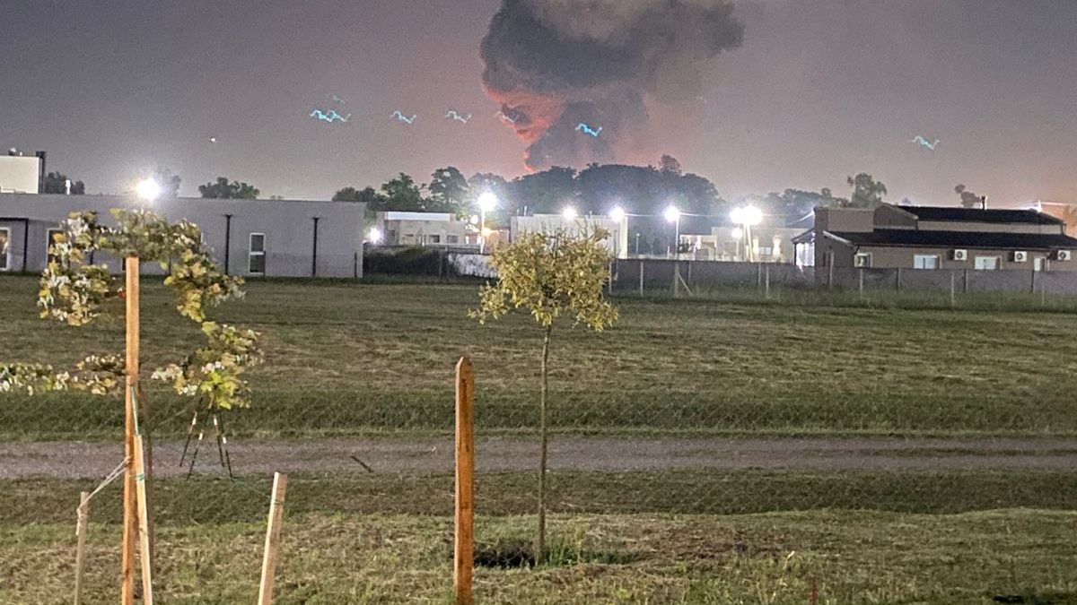 Los videos de la impresionante explosión que sacudió al partido de Ezeiza y mantiene en vilo a los vecinos