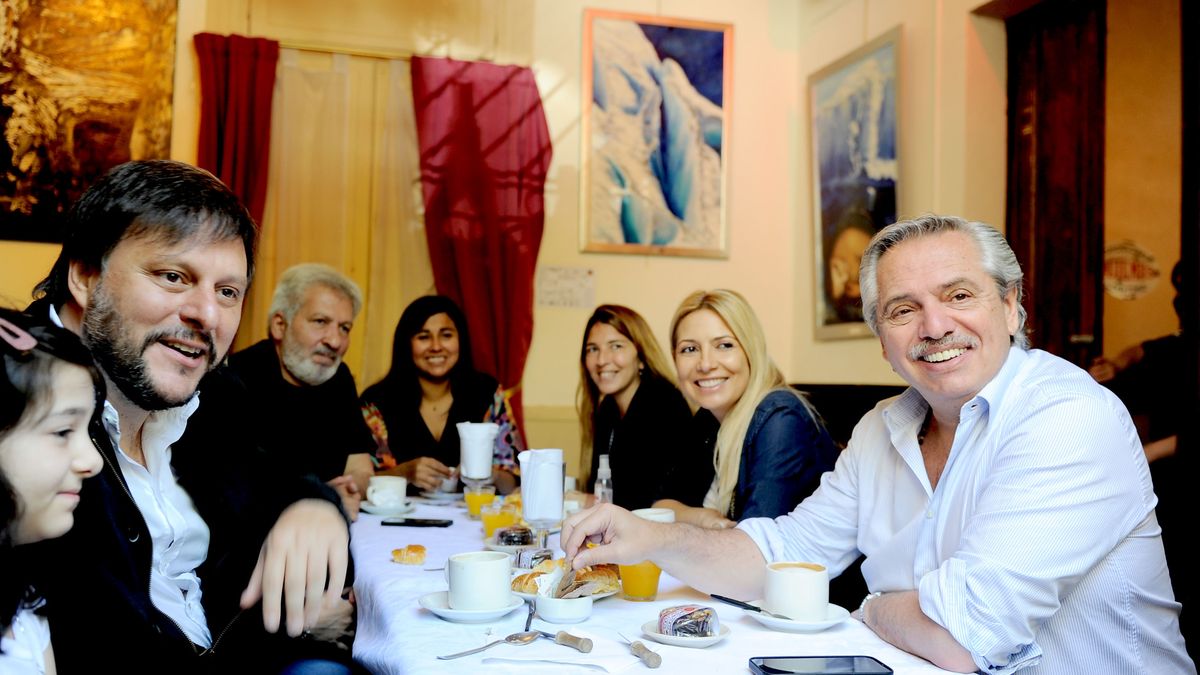 Leandro Santoro desayuna luego de votar con el presidente Fernández (Foto: Télam)