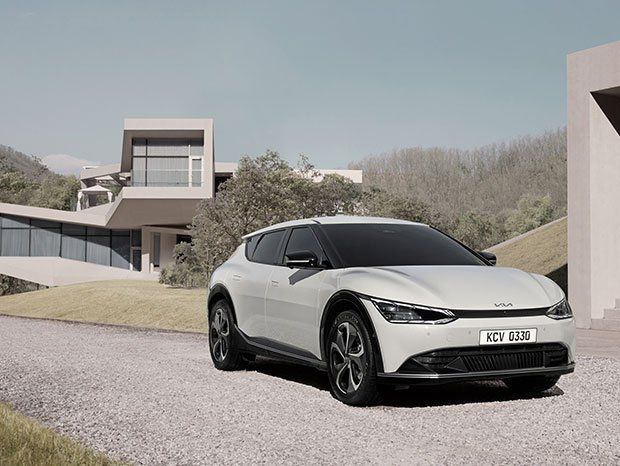 El nuevo automóvil eléctrico que Kia lanzará este año supone otro gran paso adelante en la estrategia de electrificación de la marca. El EV6 es el primer vehículo eléctrico de batería (BEV) desarrollado a partir de la nueva plataforma de la compañía para vehículos eléctricos E-GMP (Electric-Global Modular Platform).