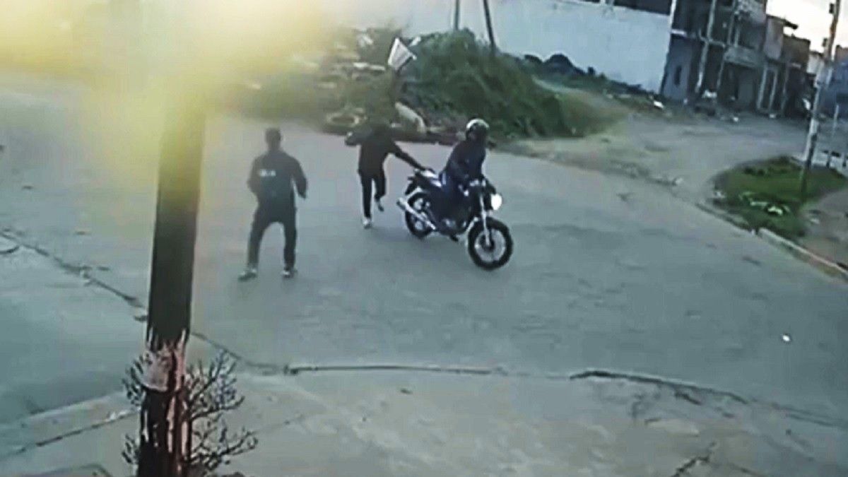Inseguridad en Lomas de Zamora. El joven recibió un tiro en una pierna y terminó internado (Foto: captura de TV).
