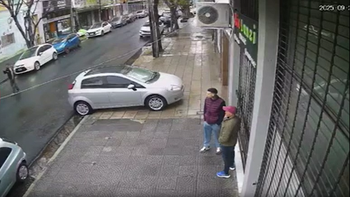 El trágico video del momento en el que un hombre muere tras discutir con un cuidacoches